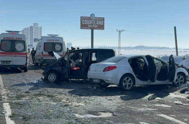 Otomobil ile hafif ticari araç çarpıştı: 12 yaralı 