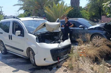Otomobil ile hafif ticari araç kafa kafaya çarpıştı: 1 yaralı 