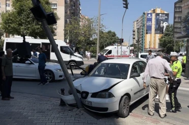 Otomobil ile kamyonet çarpıştı: 1'i çocuk 6 yaralı