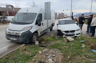 Otomobil ile minibüsün çarpıştığı kaza kamerada 