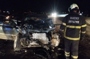 Otomobil ile minibüsün kafa kafaya çarpışmasıyla 1 kişi öldü, 6 kişi yaralandı