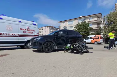 Otomobil ile motosiklet çarpıştı: 1 ağır yaralı
