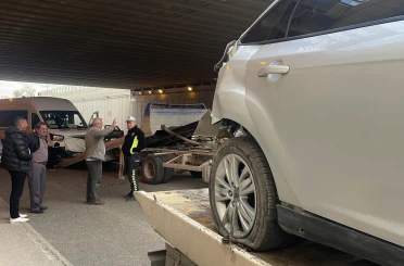 Otomobil ile servis aracı çarpışmasıyla 5 kişi yaralandı