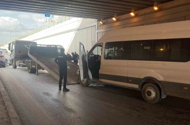 Otomobil ile servis aracı çarpıştı: 5 yaralı 