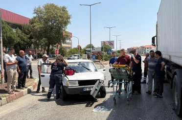 Otomobil ile tır kavşakta çarpıştı: 1 yaralı 