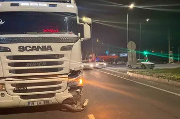 Otomobil ile tırın çarpıştığı maddi hasarlı kaza kamerada
