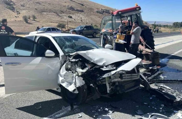 Otomobil ile traktör çarpıştı: 4 yaralı 