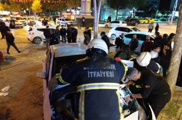 Otomobil, iş yeri merdivenine çarptı: 4 yaralı 