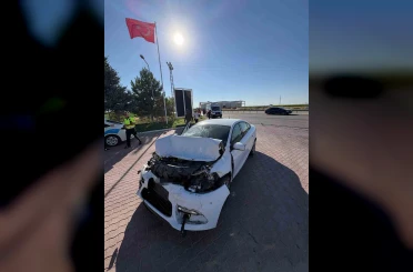 Otomobil kamyona arkadan çarptı: Aynı aileden 5 kişi yaralandı 