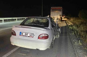 Otomobil kamyona arkadan çarptı: Sürücü kazayı yara almadan atlattı 