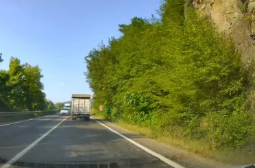 Otomobil kamyonla kafa kafaya çarpışmaktan son anda kurtuldu 