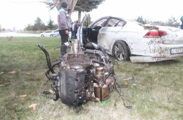 Otomobil kavşakta devrildi: Ortalık savaş alanına döndü