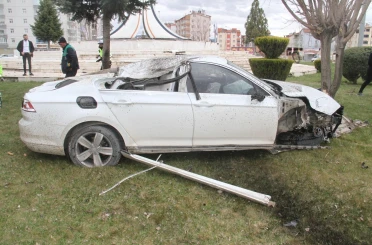 Otomobil kavşakta devrildi: Ortalık savaş alanına döndü