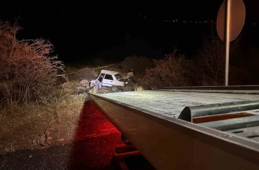 Otomobil kayalıklara çarptı: 1 ölü, 1 yaralı 