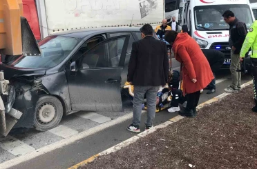 Otomobil, kırmızı ışıkta bekleyen tıra çarptı: 1 yaralı 