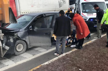 Otomobil, kırmızı ışıkta bekleyen tıra çarptı: 1 yaralı