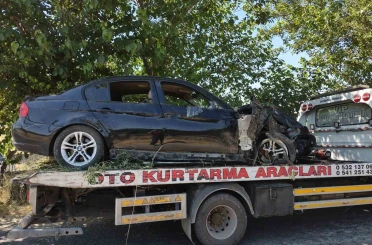 Otomobil kontrolden çıkıp ağaca çarptı, faciadan dönüldü 