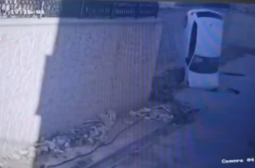 Otomobil, metrelerce yükseklikten yere çakıldı: 1 yaralı 