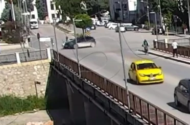 Otomobil motosikletteki anne ve 2 çocuğuna çarptı 