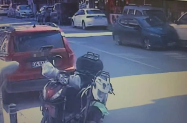 Otomobil park halindeki araca çarpıp takla attı 