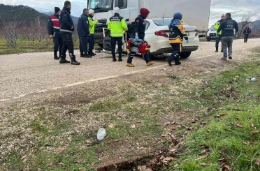 Otomobil park halindeki kamyona çarptı: 2 ölü, 1 yaralı 