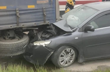 Otomobil park halindeki tıra çarptı: 5 yaralı 