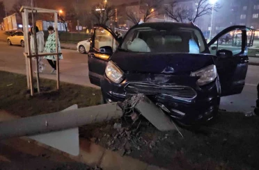 Otomobil refüje çıktı: Kaza anı kamerada 