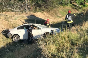 Otomobil şarampole yuvarlandı: 1’i bebek 3 yaralı 