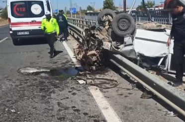 Otomobil Takla Atıp Direğe Ve Bariyere Çarptı