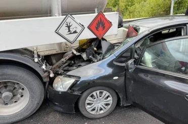 Otomobil tankere saplandı: 1 yaralı 