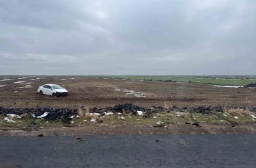 Otomobil tarlaya yuvarlandı, sürücü kazayı yara almadan atlattı 