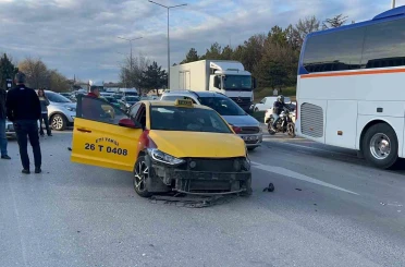 Otomobil ticari taksiye çarptı, 3 kişi yaralandı 