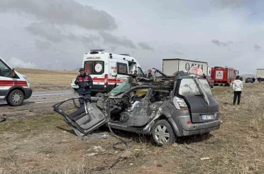 Otomobil tıra arkadan çarptı: 1 ölü, 3 yaralı 