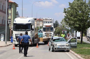 Otomobil tıra arkadan çarptı: 1’i ağır 3 yaralı 