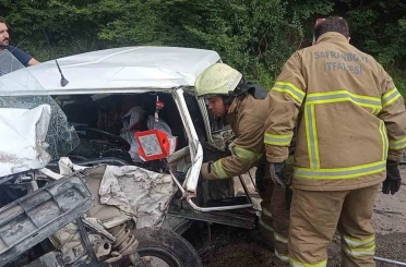 Otomobil tıra çarptı: 1’i ağır 3 yaralı
