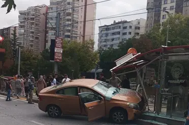 Otomobil tramvay durağına girdi, bekleyenler kıl payı kurtuldu