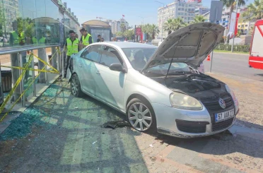 Otomobil tramvay istasyonuna çarptı: 3 yaralı 