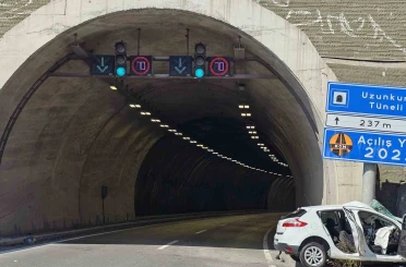 Otomobil tünel girişindeki tabelaya ok gibi saplandı 