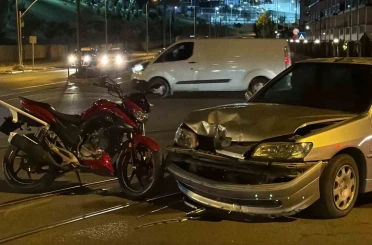 Otomobil ve motosiklet kafa kafaya çarpıştı: 2 yaralı 