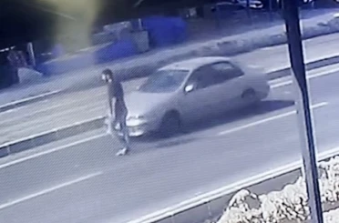 Otomobil yayaya çarptı, kaza anı kameraya yansıdı 