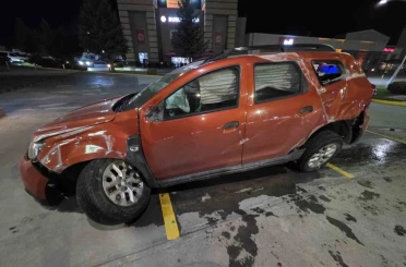 Otomobil yoldan çıkarak bariyerlere çarptı, 2 kişi yaralandı 