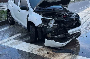 Otomobil yoldan çıkarak tabelaya çarptı: 8 kişi kazayı yara almadan atlattı 