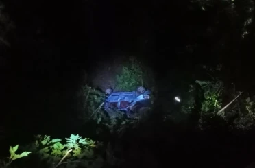 Otomobilde uçurumdan uçtu: anne, baba ve 3 evladı yaralandı 