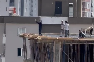 Otomobilden müzik sesi duyan işçiler 10. katta halay çekti 