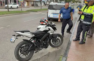 Otomobile çarpan motosiklet sürücüsü yaralandı
