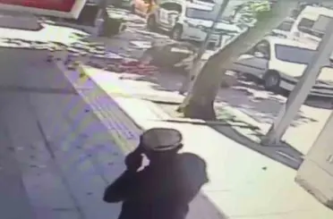 Otomobilin açılan kapısına çarpan motosikletli yaralandı