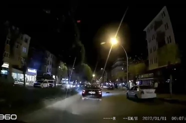 Otomobilin altında kalan kedi telef oldu 