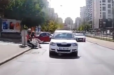 Otomobilin ani manevrası motosikletli kuryeyi hayattan koparıyordu: O anlar araç kamerasında 