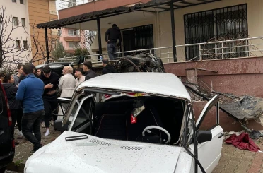 Otomobilin apartmanın bahçesine uçmasıyla 1'i ağır 6 yaralı