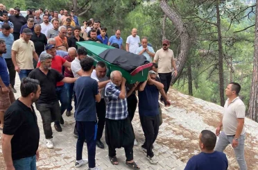 Otomobilin çarptığı avukat, cübbesi ile son yolculuğuna uğurlandı 